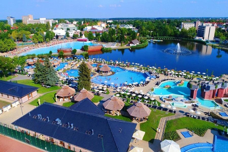 Lexi Family Apartman Appartamento Hajdúszoboszló Esterno foto
